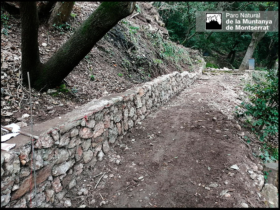 PNMontserrat's tweet photo. L'any passat es va produir una esllavissada al camí dels Degotalls. La brigada del parc, per evitar l'erosió del terreny, ha construït un marge de pedra de 13 m de longitud i 0,5 m d'alçada a doble cara utilitzant aproximadament 8 t de pedra de #Montserrat https://t.co/EYv45hmYNr