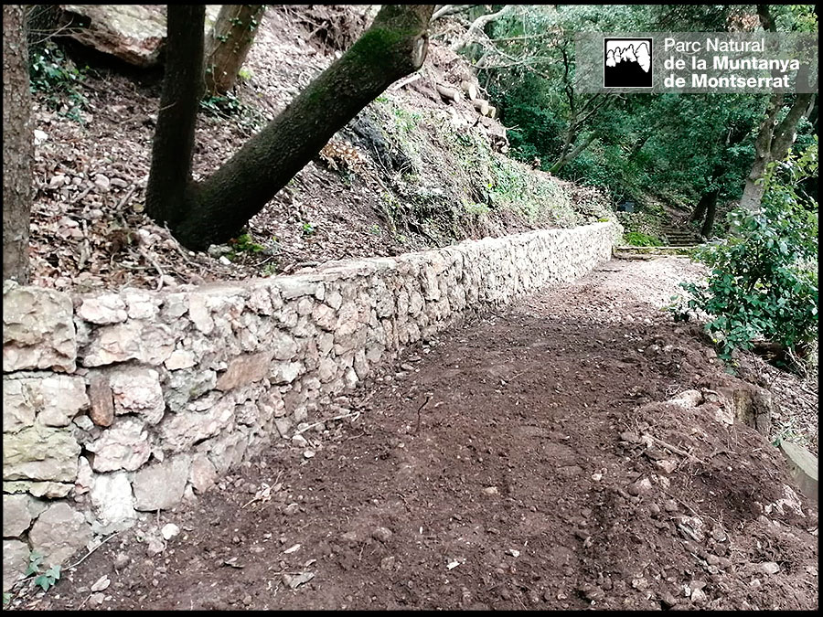 PNMontserrat's tweet photo. L'any passat es va produir una esllavissada al camí dels Degotalls. La brigada del parc, per evitar l'erosió del terreny, ha construït un marge de pedra de 13 m de longitud i 0,5 m d'alçada a doble cara utilitzant aproximadament 8 t de pedra de #Montserrat https://t.co/EYv45hmYNr