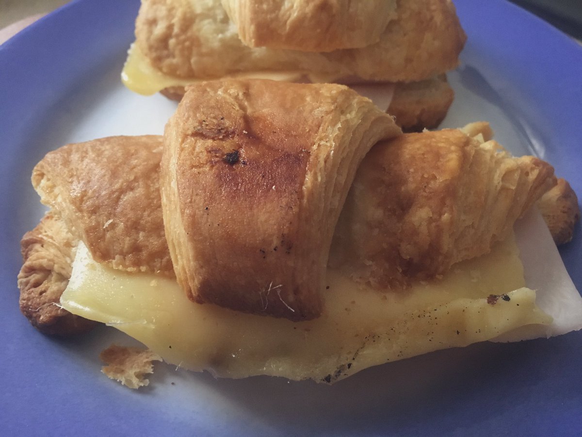 sisifrabeta's tweet photo. Pasó a paso.. 

#PANzones y sus desayunos 🥐 

Foto 1. Recién horneados 
Foto 2. Recién calentados
Foto 3. Recién servidos
Foto 4. Recién mordido https://t.co/XVa6plkYLj