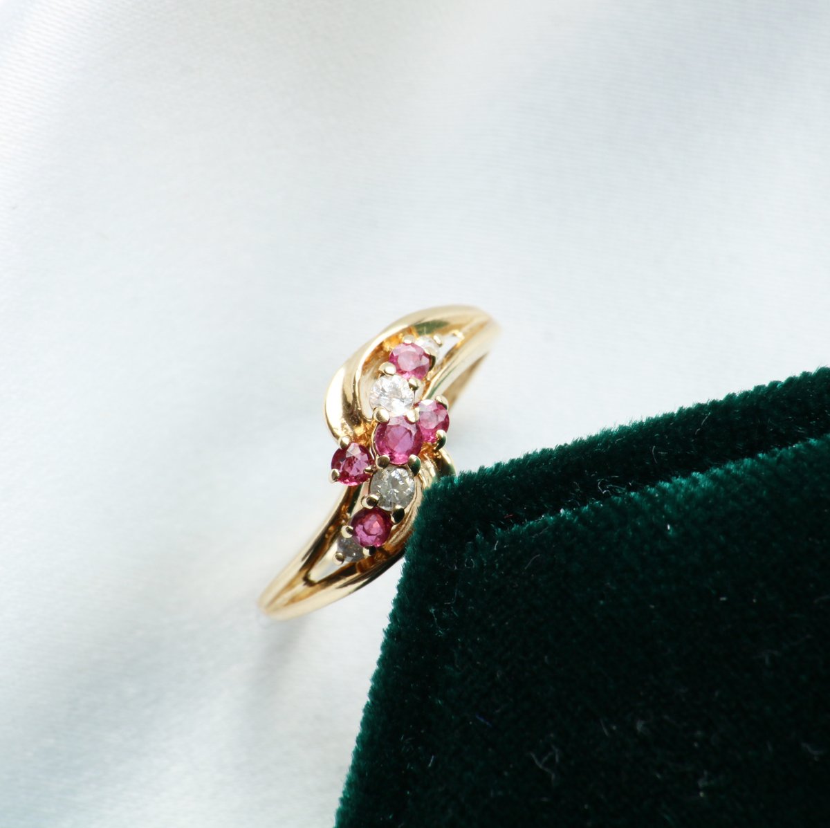 SecretlySecondH's tweet photo. Congratulations we made it to the weekend!🥂

📸 Alice £265 Ruby and Diamond Ring, available via Etsy #etsy #preloved #preowned #jewellery #vintage #ruby #rubyring https://t.co/nVaYcL9C44