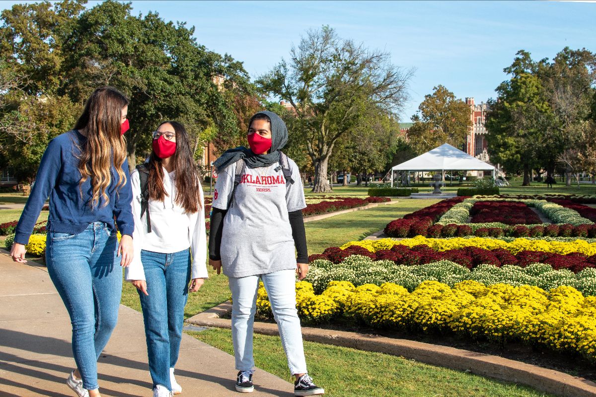 UofOklahoma's tweet photo. Itβs important to remember that OUβs university-wide masking policy will continue at least through the spring semester. Even if you have received the COVID-19 vaccine, or if you have recovered from the virus, you must adhere to OUβs masking requirements. #MaskUpOU https://t.co/EjwUkEkmR7