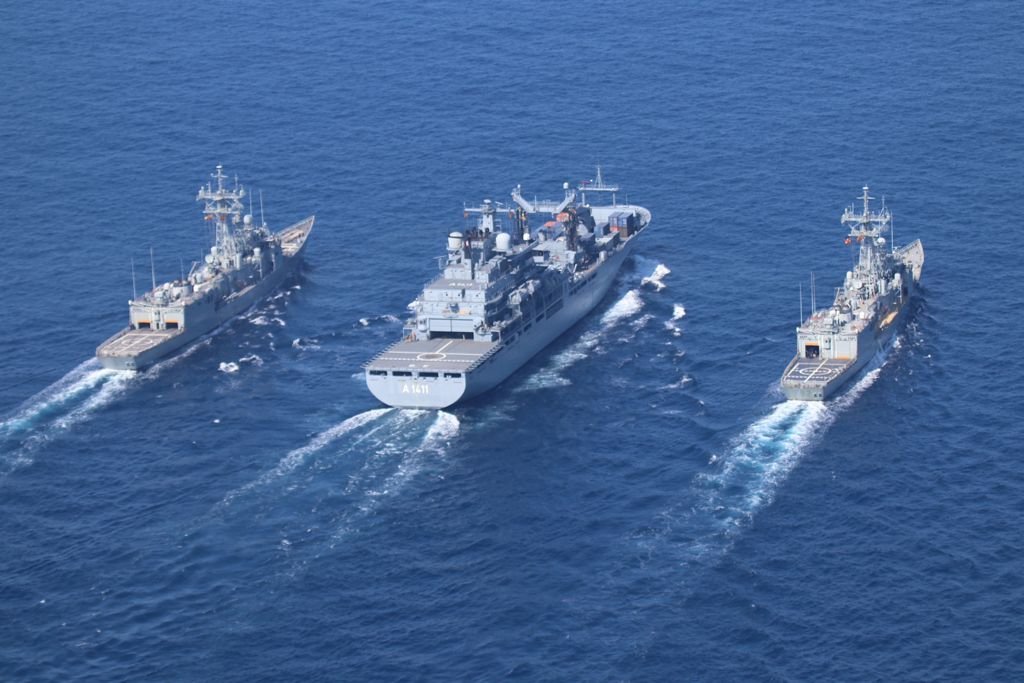 Armada_esp's tweet photo. La fragata #Victoria 🇪🇸 y la #Numancia 🇪🇸 realizan la maniobra de abastecimiento de combustible en la mar con el buque de aprovisionamiento #FGSBerlin 🇩🇪 de la armada alemana.
#SomosLaArmada ⚓️ 🇪🇸 #DefendemosEspañaDesdeLaMar https://t.co/k5OBb8LIWv