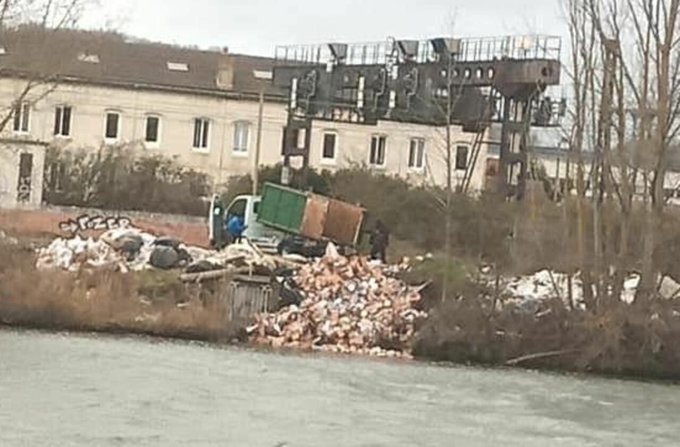 Des cartons de friandises périmées déversés dans l'Oise, une pollution inacceptable EwS-ewHWUAIyj7G?format=jpg&name=small