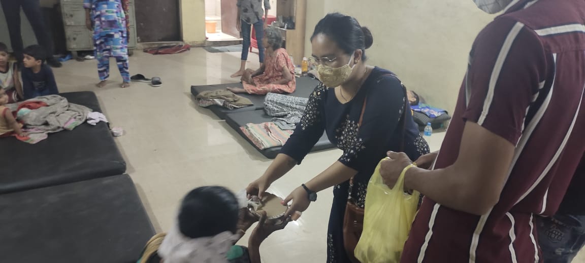 Drswatisingh29's tweet photo. On the occasion of kalpana (chechi) birthday, our organization(shree sai seva sanstha) has done food donate at Ratarnivara Center bhiwandi .
#donate
#birthday 
#helphere https://t.co/HFtv3CZ3TL