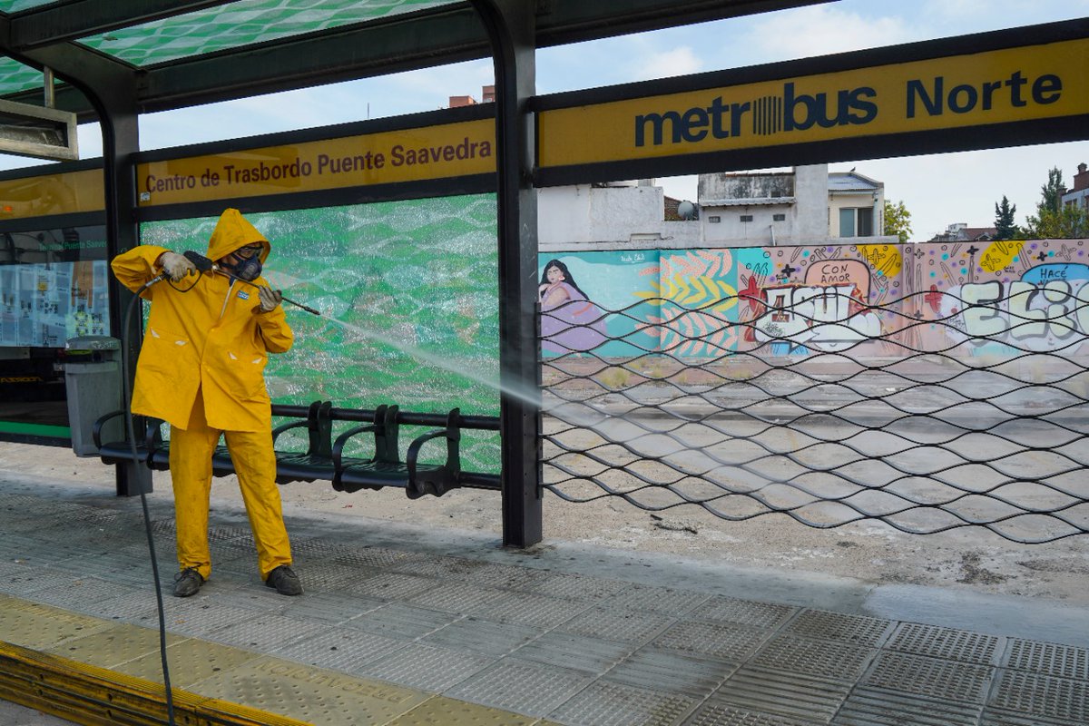 jorgemacri's tweet photo. En Vicente López, el equipo de Higiene Urbana continúa trabajando diariamente en la higiene y desinfección de los espacios públicos. En esta ocasión, estuvieron desinfectando en los alrededores de la estación de Metrobus de Puente Saavedra. https://t.co/xtZF8BDDBj