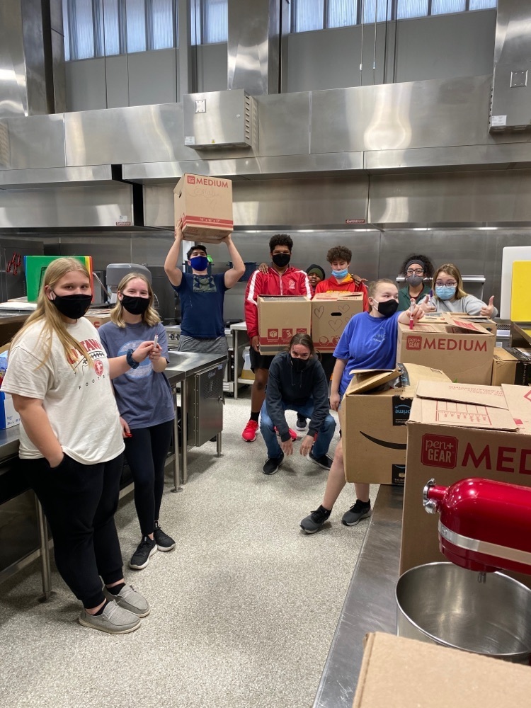 OHSActivities's tweet photo. Mrs. Stinebaugh and Mrs. Coen challenged OHS to put together 80 food boxes for the Mobile Food Pantry. Our staff, students, and activity groups capitalized putting together 100 boxes that will be delivered to families in need over Spring Break!! #CyclonesGiveBack https://t.co/LXNnswgFWw