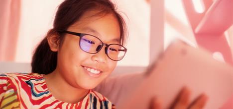 La miopía, o visión de cerca, es un problema común de visión en los niños. Aquí información para los padres sobre sus síntomas, diagnóstico y tratamiento y la importancia de hacerle un examen de los ojos a los niños. ow.ly/zQhp30rzZgy #miopía