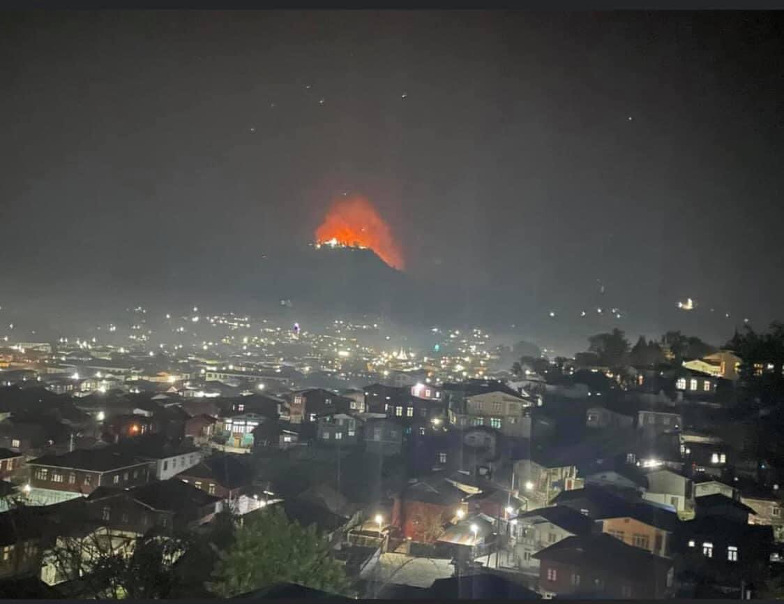 NilarOo61842695's tweet photo. #MOGOK, Mandalay — Happening Now — beating and arresting men &amp; women, destroying civilians’ properties, indiscriminately shooting &amp; ARSON attacks in two different places.

#WhatsHappeningInMyanmar
#CrimesAgainstHumanity #MilkTeaAlliance #Mar12Coup https://t.co/PDsX4MnatG