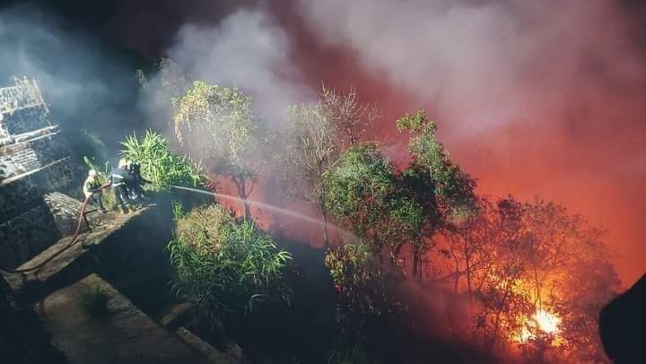 NilarOo61842695's tweet photo. #MOGOK, Mandalay — Happening Now — beating and arresting men &amp; women, destroying civilians’ properties, indiscriminately shooting &amp; ARSON attacks in two different places.

#WhatsHappeningInMyanmar
#CrimesAgainstHumanity #MilkTeaAlliance #Mar12Coup https://t.co/PDsX4MnatG