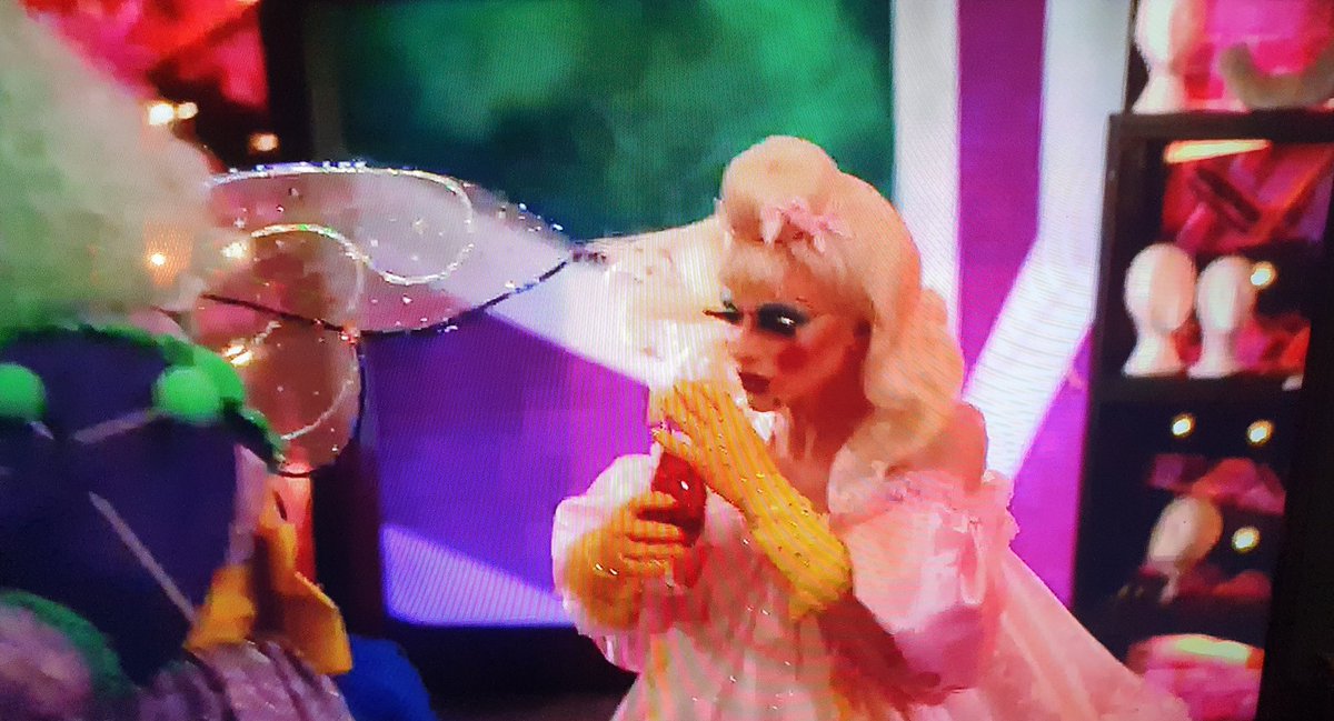 branston_f's tweet photo. This made me laugh a lot yesterday, @biminibabes didn't spill a drop! #TeamBimini
#Vegan #rupauldragraceuk
 #BiminiToWin  #TeamBiminiBonBoulash https://t.co/e7YwD2ldyg