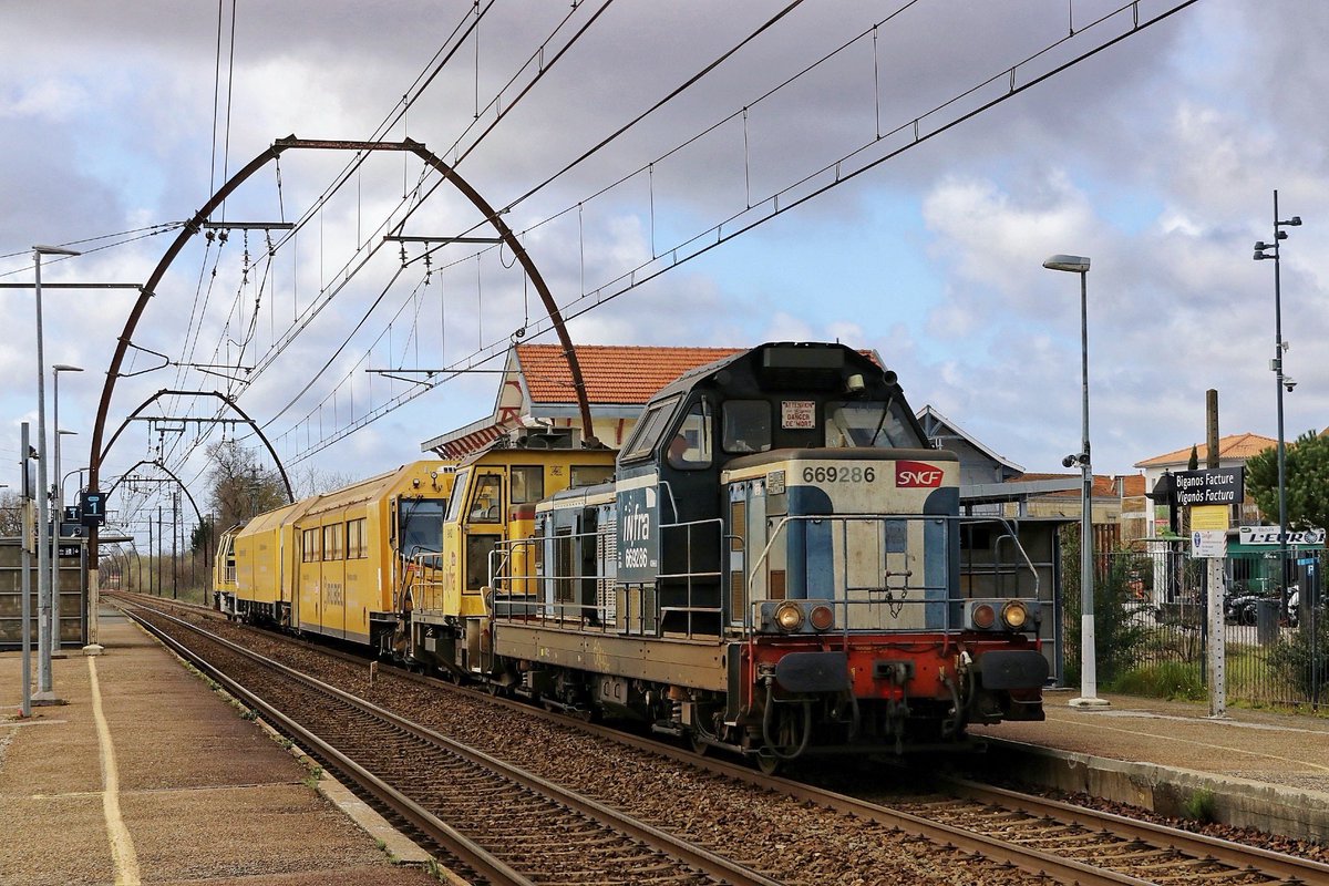 MrPullwood's tweet photo. Après ses débuts en IDF, l’expérimentation du #TrainROBEL (unité de maintenance mobile) par @SNCFReseau se poursuit en Aquitaine. Le voici, ce 12/03, traversant la gare de Facture Biganos lors son acheminement entre Bayonne et St-Mariens https://t.co/idMZco9ZAS