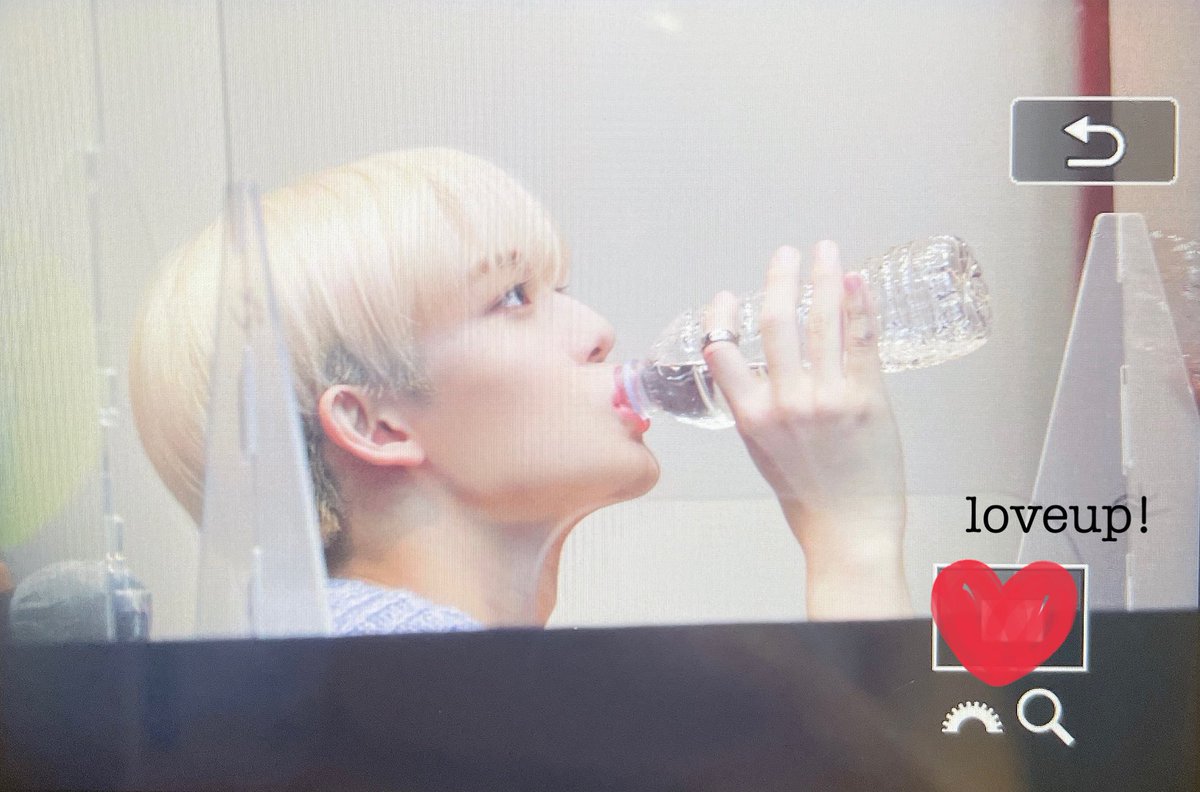 loveup723's tweet photo. 210312 조은뮤직 팬사인회 pre. #CIX #씨아이엑스 #배진영 #진영 https://t.co/mSirybG1Aj