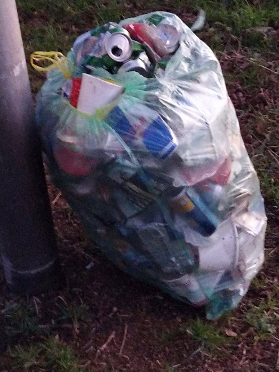 Afgelopen 8 dagen heb ik mijn ochtend- en/of lunchommetje gecombineerd met het oprapen van zwerfafval langs straten en wegen in de @gem_nijmegen. Ik had niet gedacht zoveel tegen te komen, maar het geeft voldoening een kleine bijdrage te leveren aan een schonere stad!