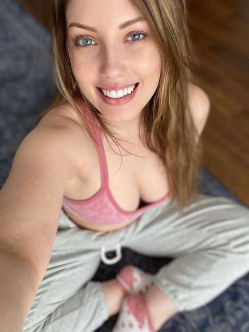 Happy FriYAY! Are you working hard or hardly working today? 😋 https://t.co/v3362RIBU5