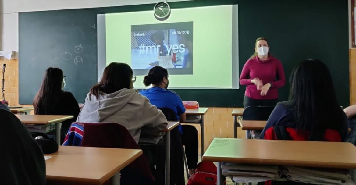🙋🏻‍♀️🙅🏽 Sabem lligar sense envair l'espai de l'altre? Insistir és agredir? Avui, a partir d'un capítol de <a href="/ohmygoig/">Oh My Goig!</a>, hem parlat amb l’alumnat de <a href="/sallefigueres/">La Salle Figueres</a> dels mites al voltant de la sexualitat i de com el sistema patriarcal promou formes violentes de relacionar-nos.