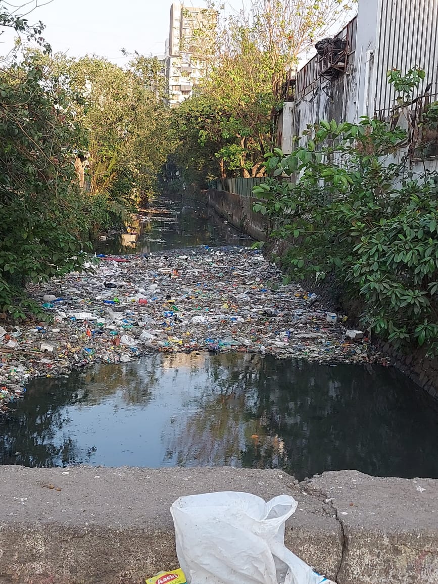 dhruvashetty3's tweet photo. @mybmc @mybmcwardKW @MNCDFbombay  Nalla OPP star bazzar next to take it easy...link rd near DN Nagar metro please clean immediately,life threatening to residents and traffic around. https://t.co/O6WpkKRcgQ