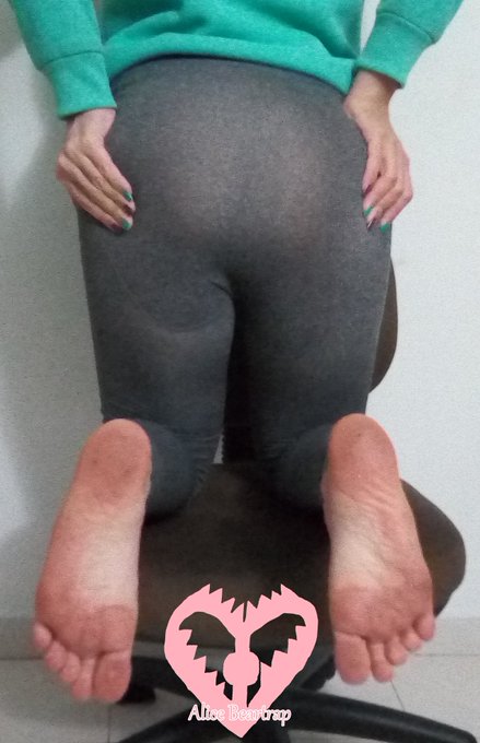 Do you guys think that this new leggings make my ass look fat? ;3 #Femboy #Leggings #Feet #feetfriday