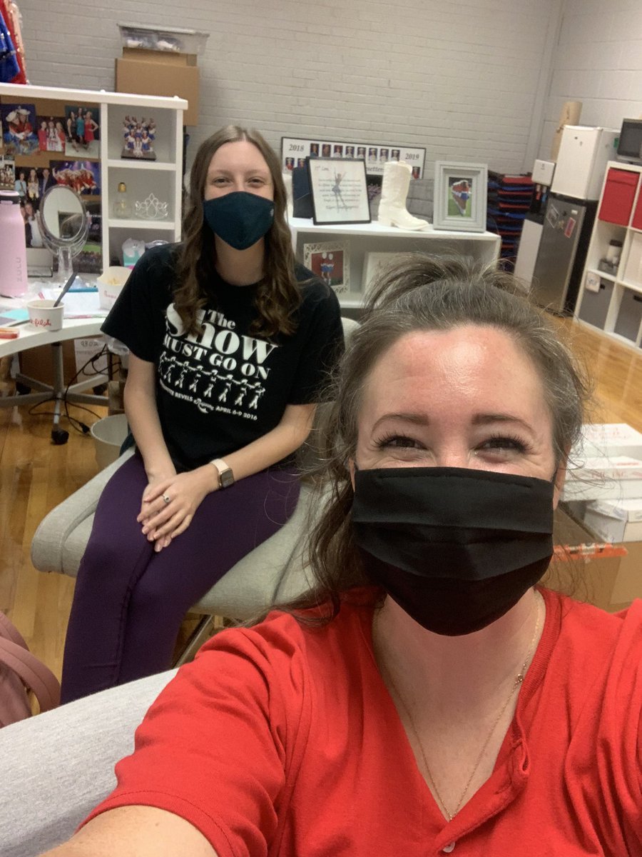 PearcePsetts's tweet photo. @mcothrun_phs and I are smiling because IT IS FRI-YAY before spring break!!!! Thanks for the challenge @TheCBreedlove! #MustangsSmile ♥️😄💙 https://t.co/IIHrzl0CNe