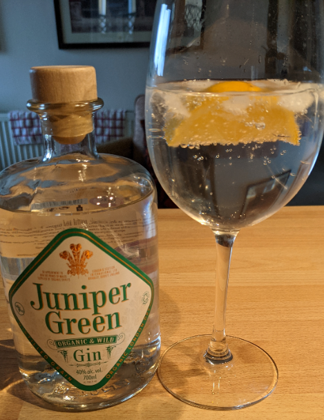 VeganOlive1's tweet photo. Great to see @TheVeganSociety @vegantrademark on #JuniperGin ..Don't mind if I do... Large gin with tonic & lemon #Vegantipple #Veganfriendly #Itseasy2bvegan #PlantPowered #Crueltyfree🍸🍸👍😍😊👌😋💖🌻🌱💚 https://t.co/DgFAMk3YuZ