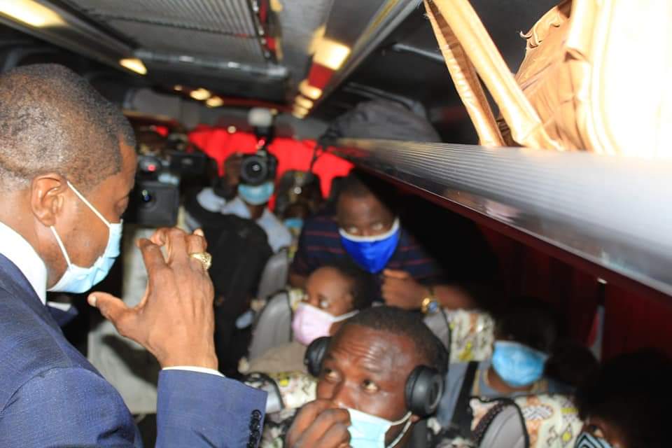 CRTV_web's tweet photo. Le Ministre des #Transports dans les gares routières de #Yaoundé pour vérifier le respect des mesures  barrières. La distanciation entre les voyageurs dans les guichets d'achat de ticket, les salles d'attente, la présence effective des points de désinfection, le port du masque. https://t.co/AwrL0D5vgX