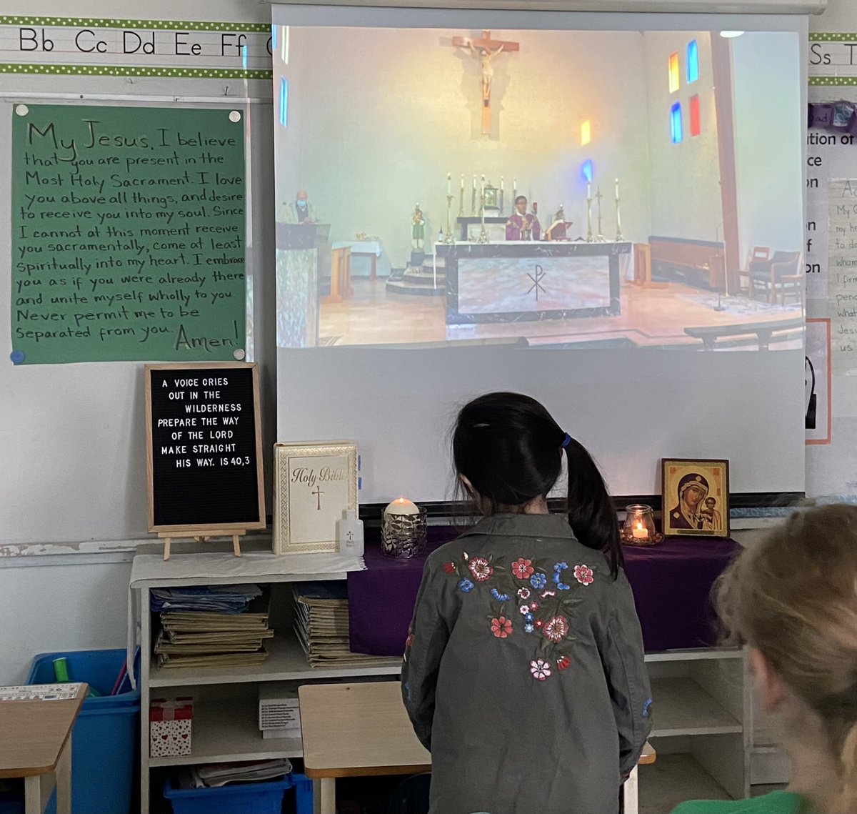 docetomnibus's tweet photo. #SchoolMass #PandemicMass #ChurchNeverStops #WeLoveYouJesus #Worship #Eucharist @stpatsmr @CISVA2 Happy Celtics Day! We are praying together and offering our school community in the Holy Sacrifice of the Mass. ❤️ https://t.co/nliSfAe4VA