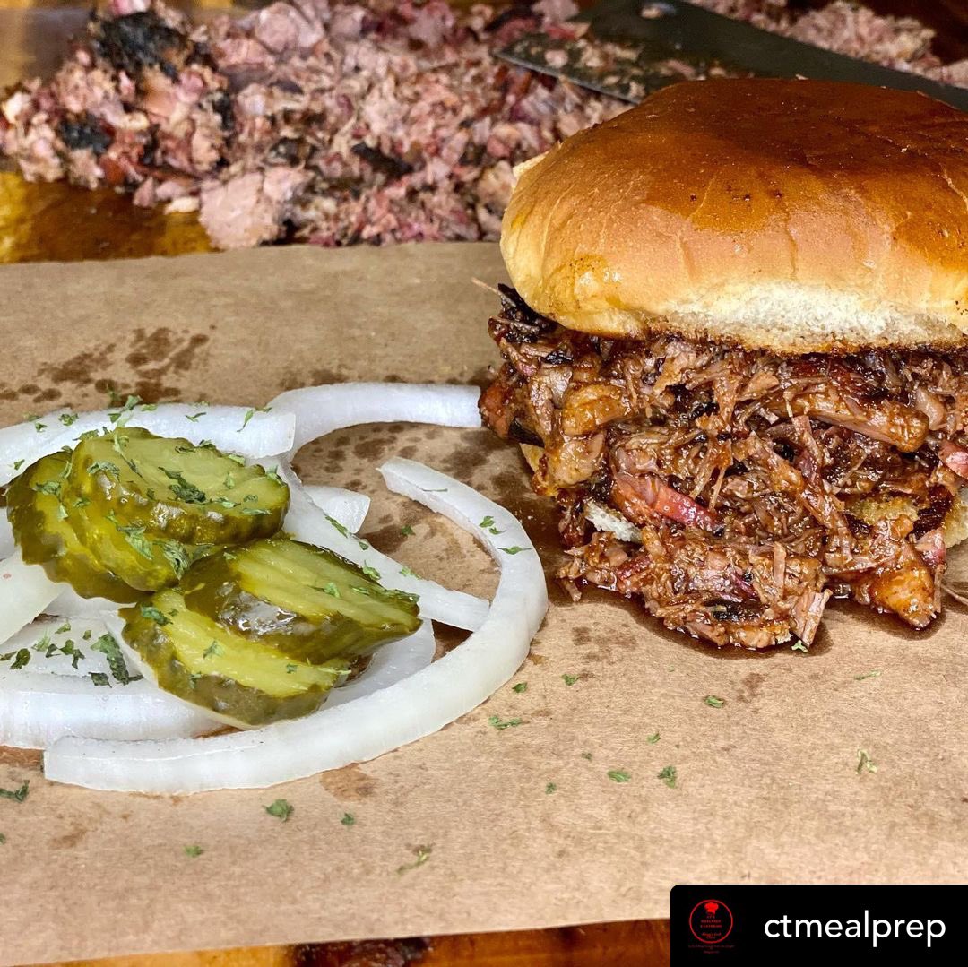 CTDaChef's tweet photo. WE NOT PLAYING WITH THAT BRISKET‼️‼️‼️ Too lit 🔥🔥
#dallasfood #food #foodtruck #foodporn #chef #cheflife #bbq #smokedbrisket #smoked #brisket #chopped #foodie #lunch #dallascatering #mealprep #ctmp https://t.co/kYxAkcwGoW