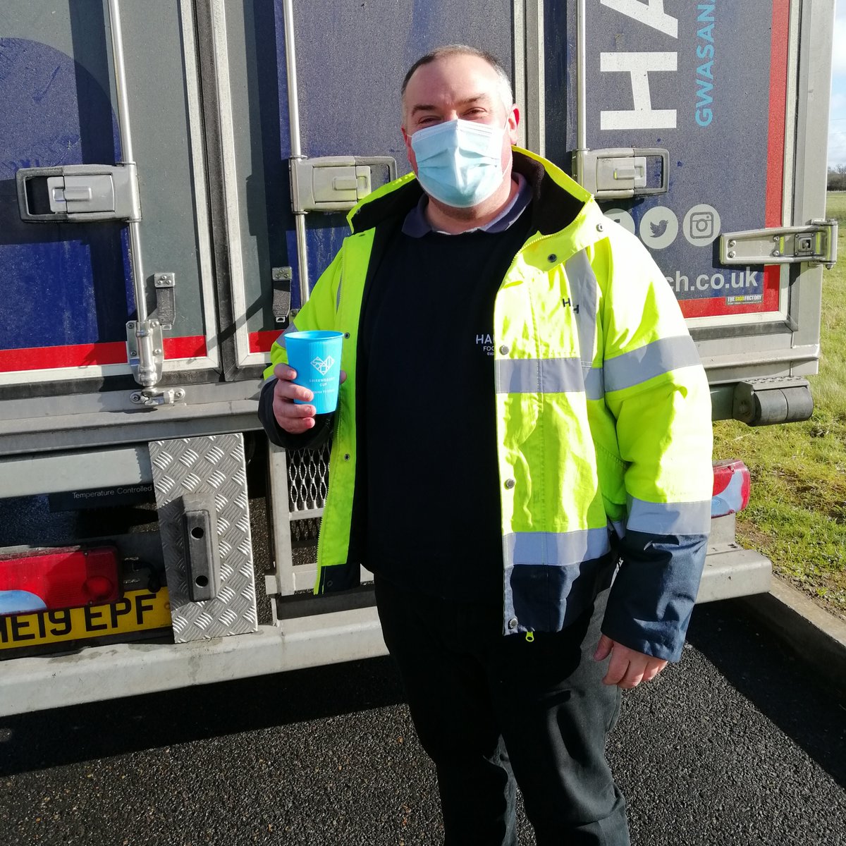 ShrewsFoodHub's tweet photo. Thank you Tony and the team from @harlechfoods for another big #surplus food donation! 🧀🥔🍤Tony went home with a memento... a @shrewsburycup #ChooseToReuse 💚♻️ https://t.co/kY4t6wbGlK