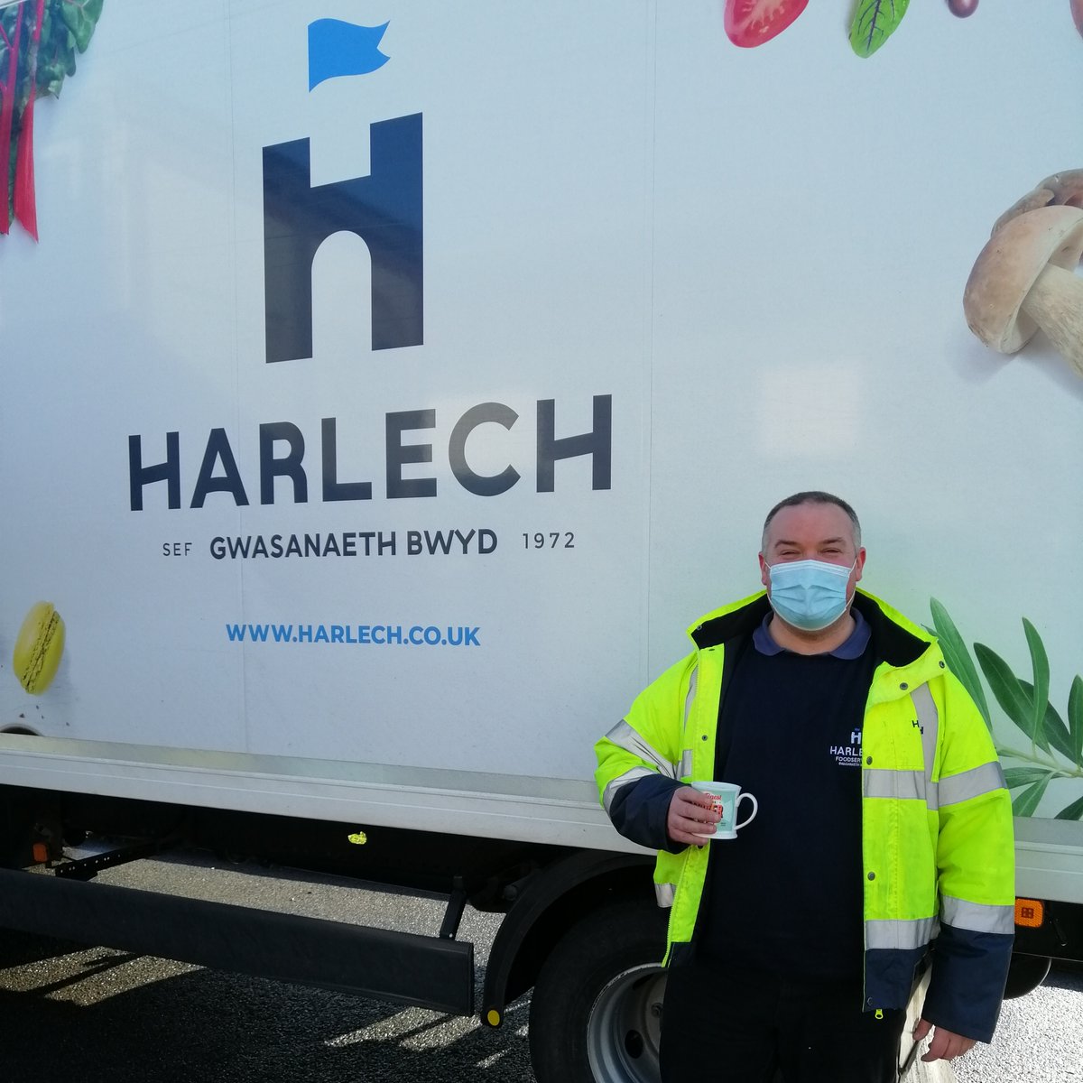 ShrewsFoodHub's tweet photo. Thank you Tony and the team from @harlechfoods for another big #surplus food donation! 🧀🥔🍤Tony went home with a memento... a @shrewsburycup #ChooseToReuse 💚♻️ https://t.co/kY4t6wbGlK