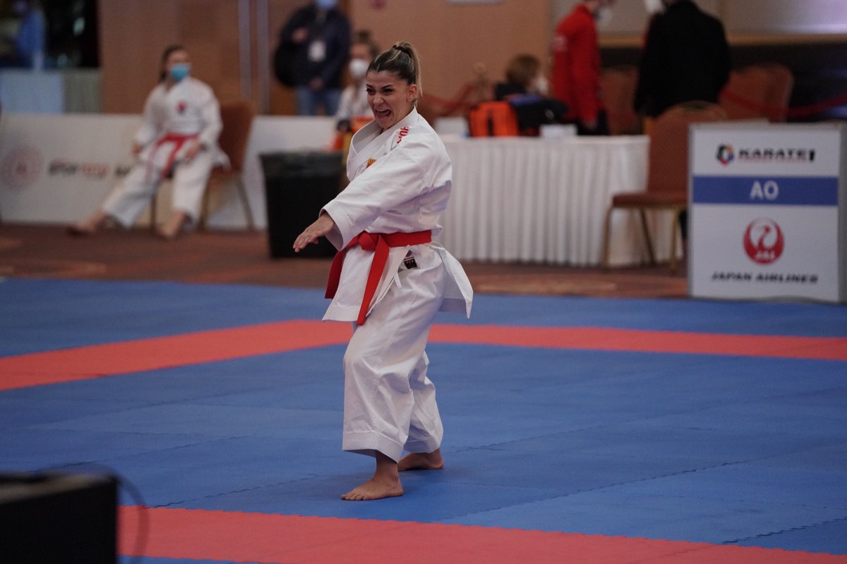 Karateturk's tweet photo. Kadınlar katada Dilara Bozan da yarı final grubunda aldığı 25.54 puanla İran, Belarus ve İspanyol rakiplerini geride bırakarak finalist oldu. Pazar günü rakip Avrupa şampiyonu İspanyol Jaime Sandra Sanchez. https://t.co/XB2YKmlfWq