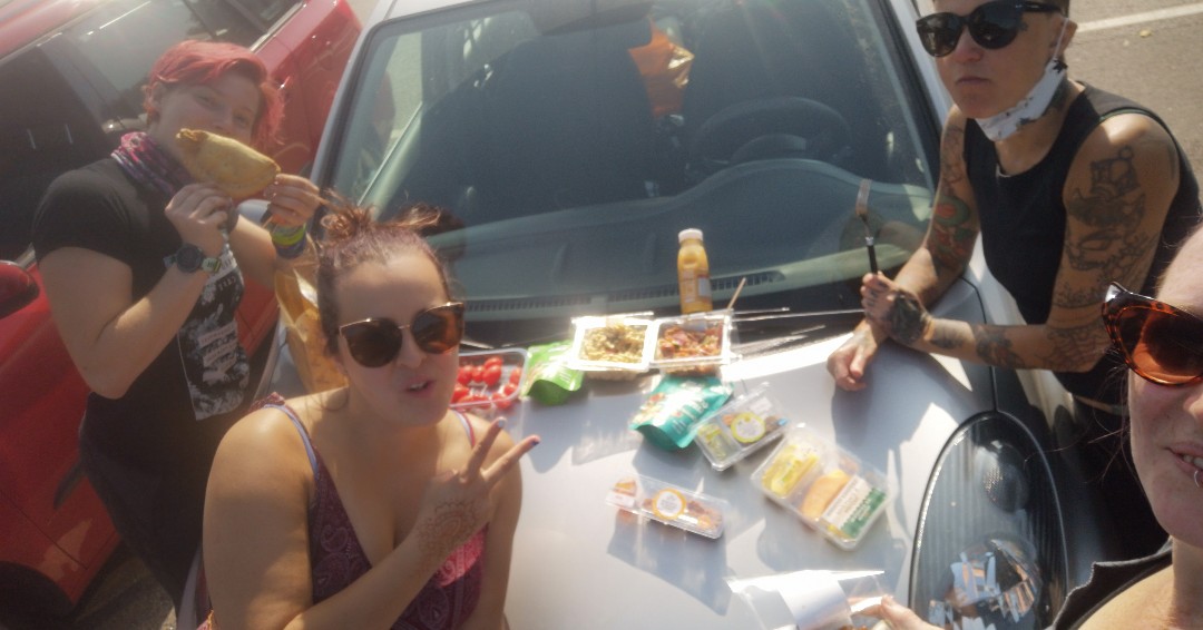 kezrybeeCreate's tweet image. No road trip would be complete without having a picnic lunch in a strange place. On our road trip last September we were too hungry to wait -so opted for a picnic on the car bonnet in the supermarket carpark! #roadtrip #rollerskatingroadtrip #friendsonwheels #quadskaters