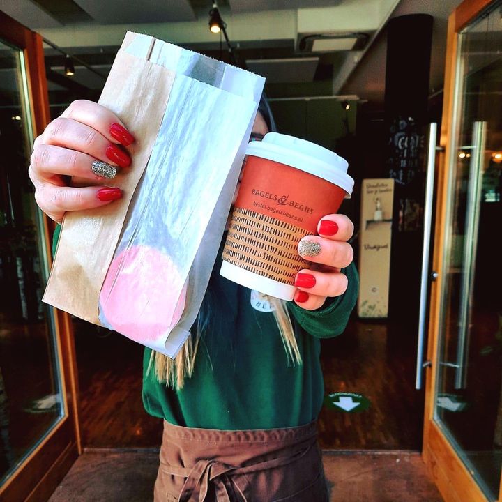 💛NIEUW 💛 Herinneren jullie je de plantbased roze koek nog van Valentijn? Die topper hebben we vanaf morgen in het geel! In alle vestigingen en op bestel.bagelsbeans.nl! ✨