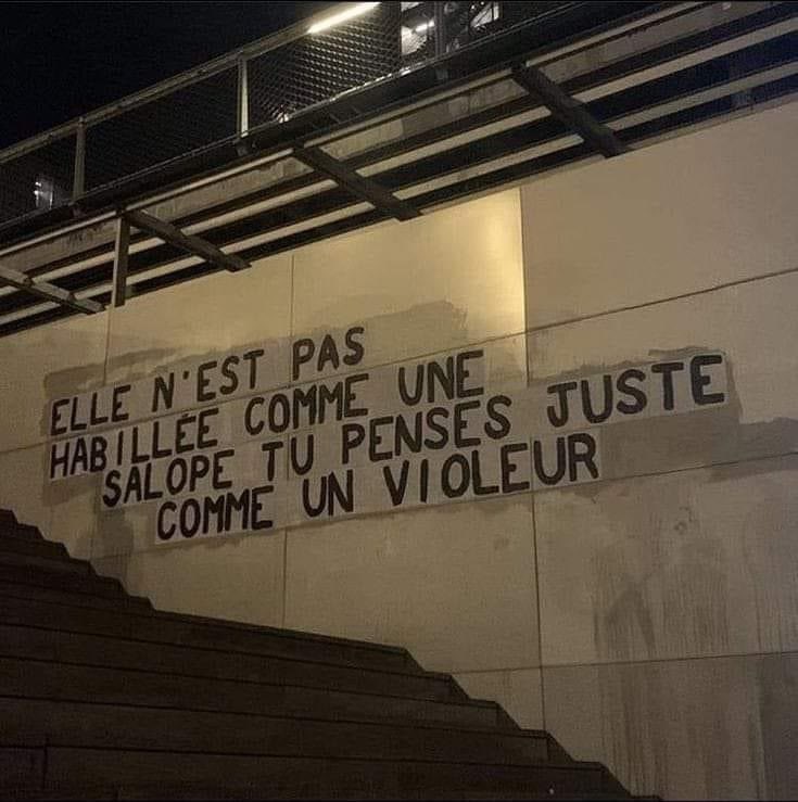 "Hún er ekki klædd eins og drusla
Þú ert bara að hugsa eins og nauðgari"