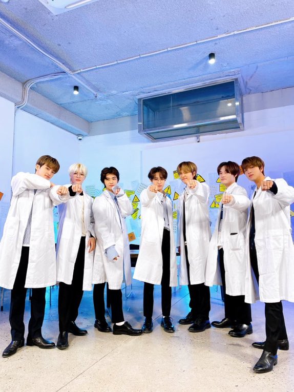 nct___Ocome's tweet photo. ここにマークがいるの、まじで永遠に激エモすぎてノーマルなのに泣いてまう https://t.co/SijJJBU5Ck