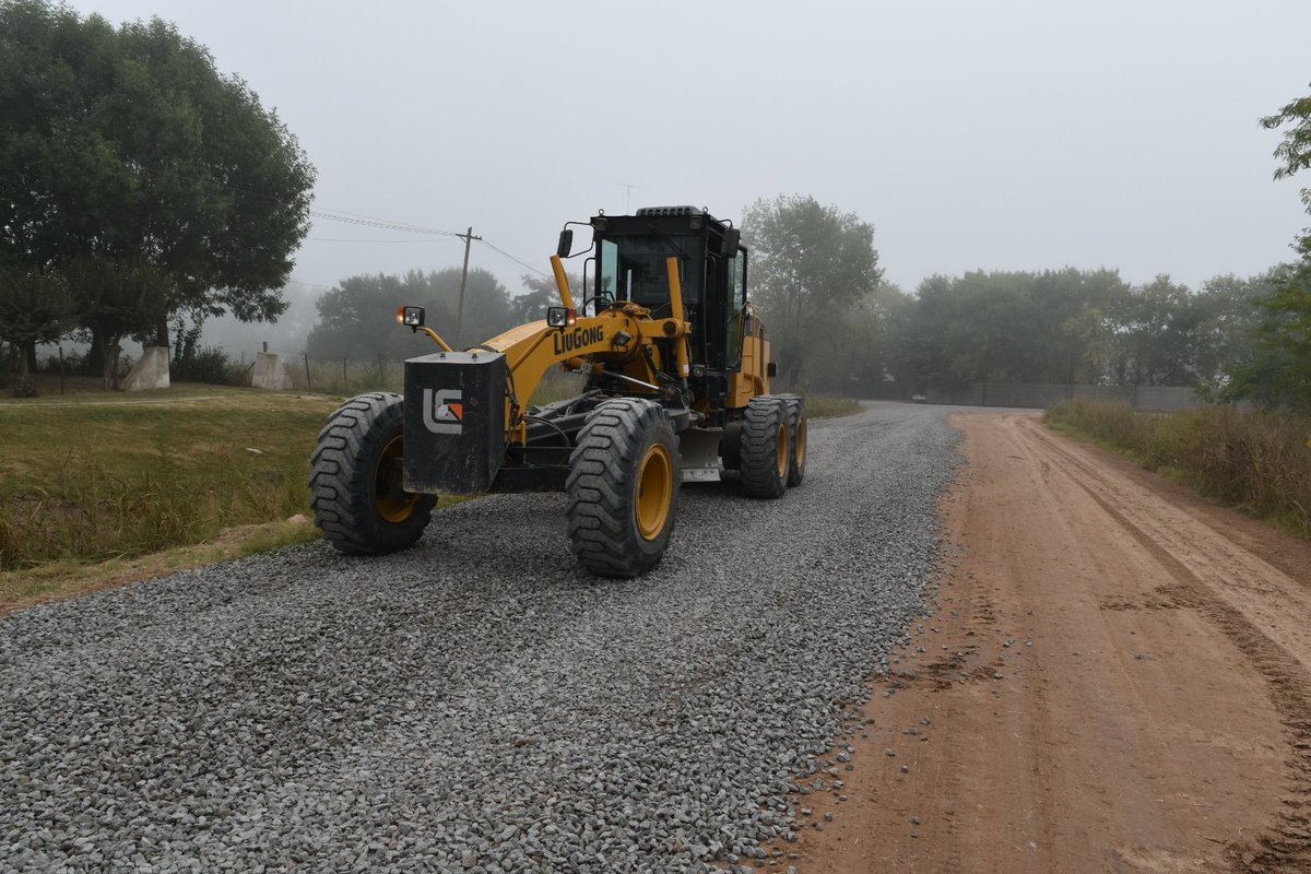 ServPublicMerce's tweet photo. Histórico! El equipo vial de servicios públicos inició el primer tramo de empedrado en calle 4 de 91 hasta la escuela N°14, que beneficiará a todos los vecinos de la zona rural como así también a varias familias con la vuelta a clases.
Seguimos construyendo una
 #CiudadDeTodos https://t.co/6KRlIqBb9z