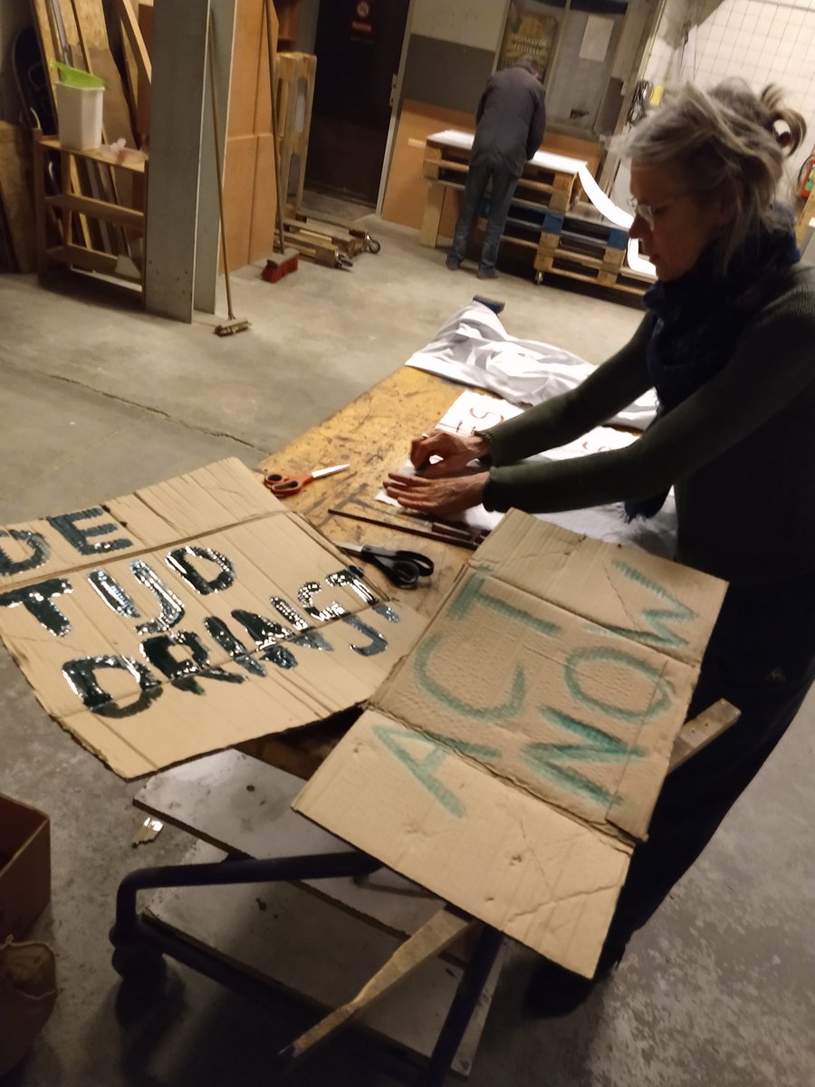 KlimaatmarsG's tweet image. Team aankleding van het Gooisch #Klimaatalarm is druk met de laatste details voor zondag. Laatste nieuws; het zonnetje schijnt dan!