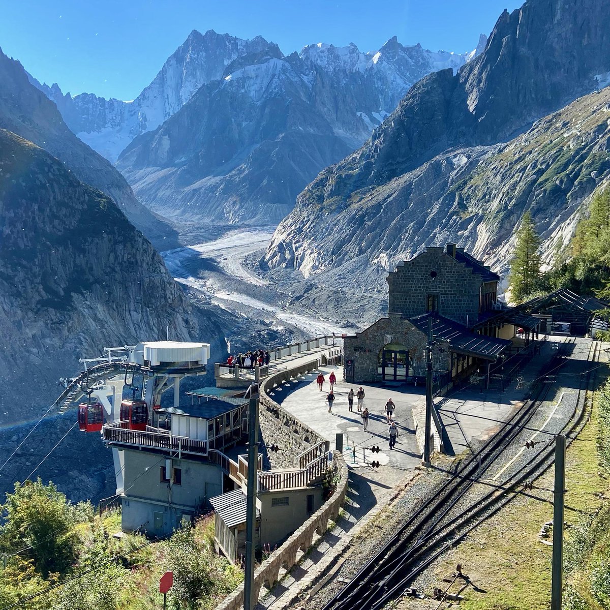 anciencompteNat's tweet photo. Voici la Mer de Glace en 1900 et ce à quoi elle ressemble en 2020. 

🌡️❄️Les conséquences du réchauffement climatique sont visibles.

Dans #LeMondeDeJamy, @gourmaud_jamy s'est penché sur les solutions pour protéger nos montagnes ▶️https://t.co/iKez9Zx3eh https://t.co/ySUyPcwMcc