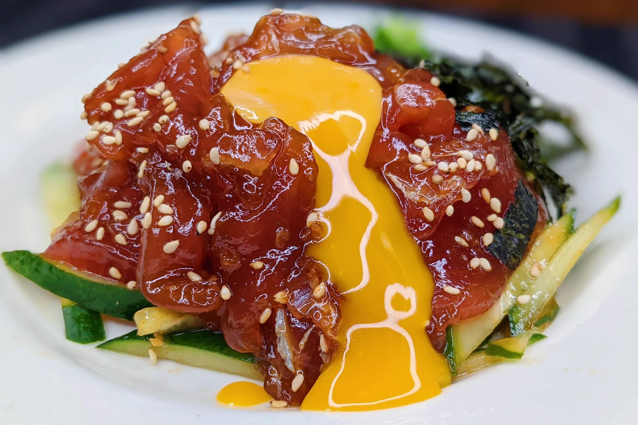 ごはんの上に乗せても美味しくなりそう！簡単「まぐろユッケ」の作り方！