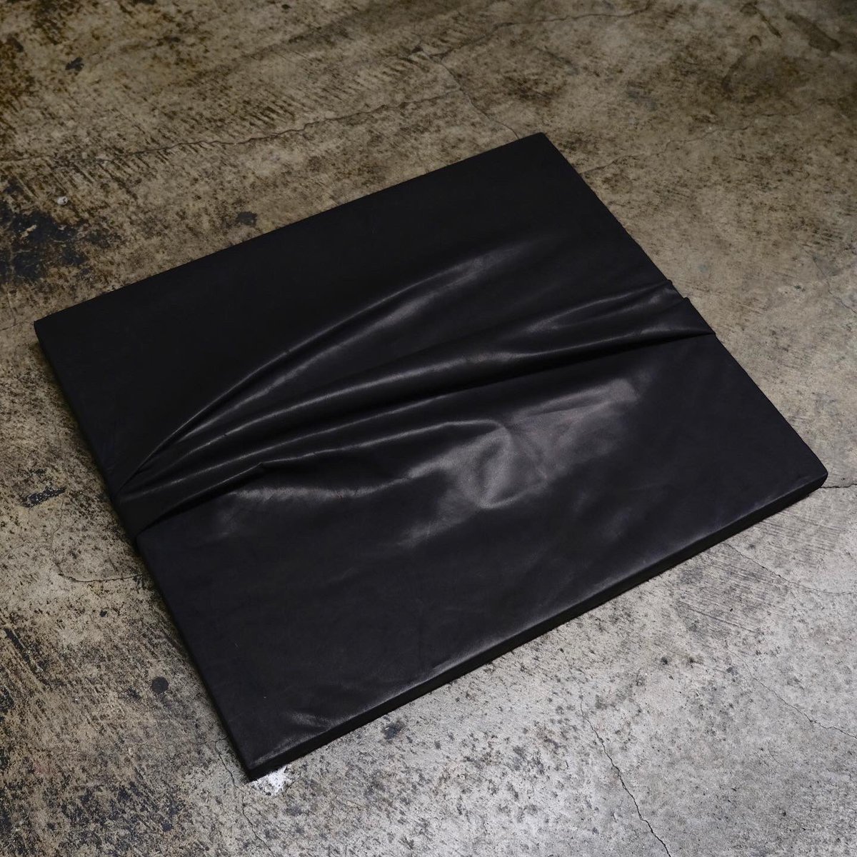 TASjapan's tweet photo. LEATHER PICTURE / 頽然S

ひび割れ、崩れ落ちる
表面にはいったクラック
硬質なひびの表情と柔らかなドレープの対比
SIZE:38c x 45c 
MATERIAL:COW LEATHER
#tasjapan #leather #contemporary #modern #minimal #minimalism #japan #art #artisan #abstract  #architecture #object #black #structure https://t.co/uHiT4tQqkO