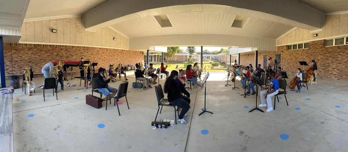 CRL_Principal's tweet photo. Just a little #battleofthebands between 5th Grade Band &amp; 5th Grade Orchestra 🎷🎶🎻 @JSAPrincipal @PolkSchoolsNews @PcpsRecruitment #lovepolkschools https://t.co/UEXdUCY9iI