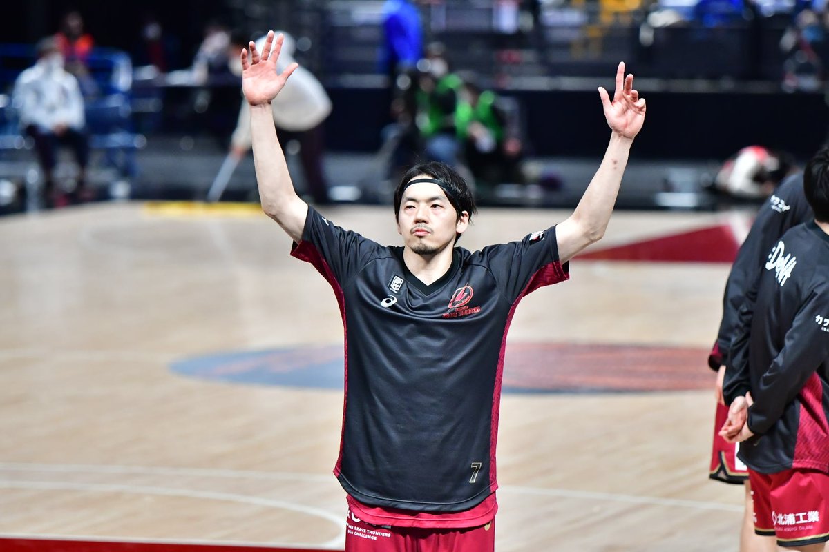 asamin_sport's tweet photo. 竜青さんが試合前に煽ってくれて。
ああ本気で勝ちたいんだなって、痛いほど伝わってきて。力になれるんだって。
本当に嬉しかったな！

一緒に戦わせてくれて、ありがとうございます。
あと1つ。みんなで勝ちましょう！！！
#川崎ブレイブサンダース
#篠山竜青
#THE_CAPTAIN
#UN1TE
#BE_BRAVE https://t.co/VUDslFcEBr