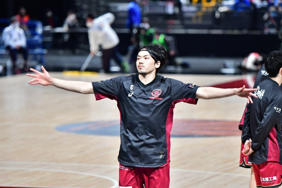 asamin_sport's tweet photo. 竜青さんが試合前に煽ってくれて。
ああ本気で勝ちたいんだなって、痛いほど伝わってきて。力になれるんだって。
本当に嬉しかったな！

一緒に戦わせてくれて、ありがとうございます。
あと1つ。みんなで勝ちましょう！！！
#川崎ブレイブサンダース
#篠山竜青
#THE_CAPTAIN
#UN1TE
#BE_BRAVE https://t.co/VUDslFcEBr