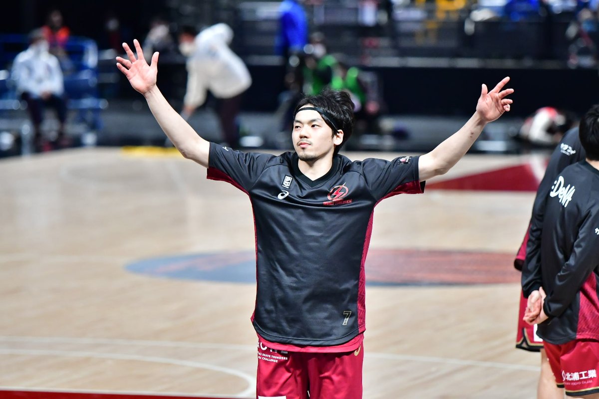 asamin_sport's tweet photo. 竜青さんが試合前に煽ってくれて。
ああ本気で勝ちたいんだなって、痛いほど伝わってきて。力になれるんだって。
本当に嬉しかったな！

一緒に戦わせてくれて、ありがとうございます。
あと1つ。みんなで勝ちましょう！！！
#川崎ブレイブサンダース
#篠山竜青
#THE_CAPTAIN
#UN1TE
#BE_BRAVE https://t.co/VUDslFcEBr