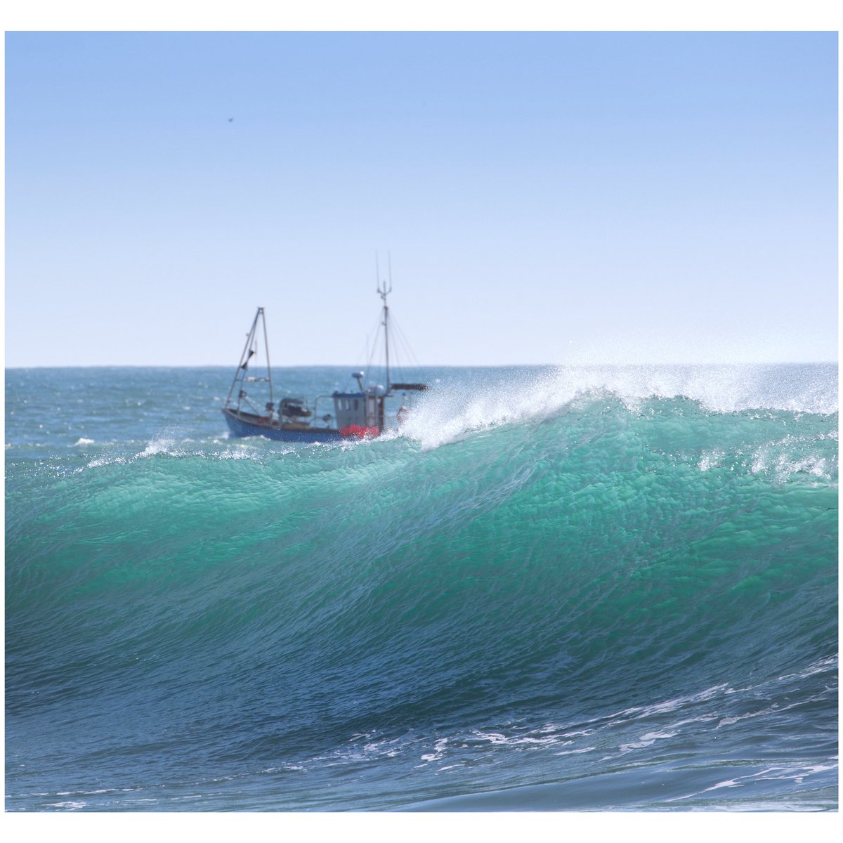 LambournTom's tweet photo. Out back out west! Returning from a trip #handlining for #mackerel passing up Porthchapel beach 🌊🐟 photo by Tom Whelan #mylass https://t.co/xVBr1dwDOP