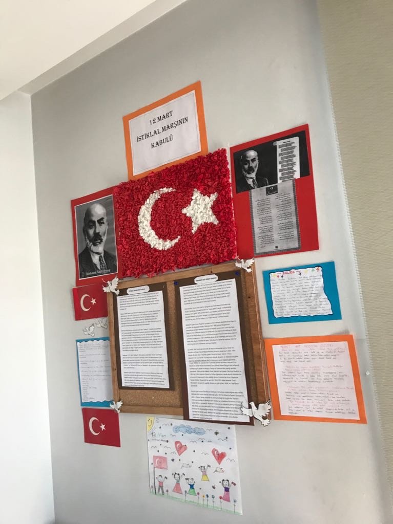 bursaash's tweet photo. Kadın Konukevi'mizde İstiklâl Marşının Kabulü ve Mehmet Akif Ersoy'u Anma Günü etkinlikleri kapsamında İstiklal Marşımızın anlamı,Milli şairimizin hayatı hakkında pano hazırladılar🇹🇷
#İstiklalMarşımız100Yaşında
@ailevecalisma @ZehraZumrutS @ksgm_acshb @gulserusta @HasanYI19733196 https://t.co/OO6oOP5iCq