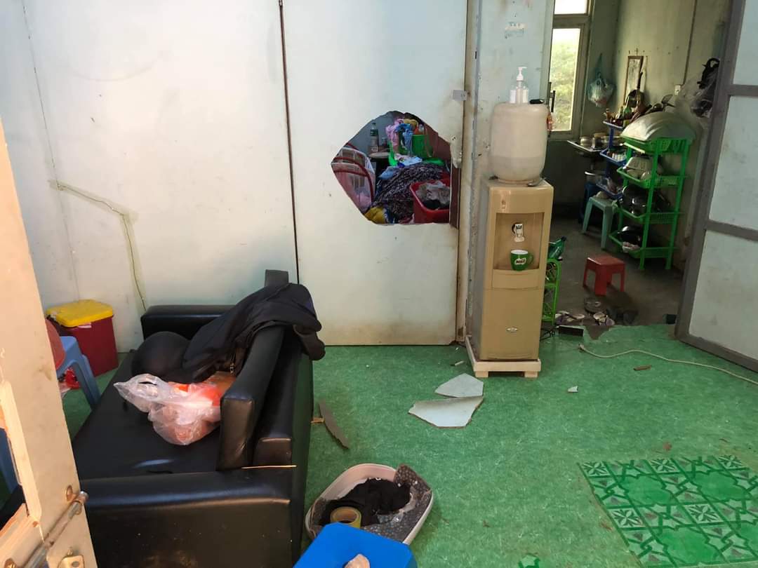 ZiWdk's tweet photo. In Mandalay, Around 3:20 pm
Terrorists illegally entered by destroying the door locks into MyaYeeNandar Housing. 
Three civilians who helped the protesters to hide, were also arrested❗
UNSC ACT NOW
#WhatsHappeningInMyanmar
#Mar12Coup https://t.co/gQAGbhsxrs