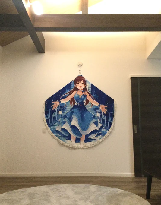 家が広くなったので美波ラウンドタオルを壁にかけてみた。あつらえたように馴染む…でも引くと縮尺が妙。 