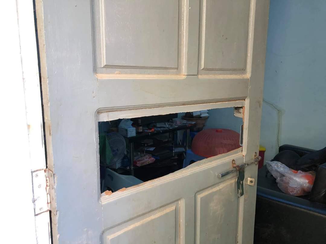 ZiWdk's tweet photo. In Mandalay, Around 3:20 pm
Terrorists illegally entered by destroying the door locks into MyaYeeNandar Housing. 
Three civilians who helped the protesters to hide, were also arrested❗
UNSC ACT NOW
#WhatsHappeningInMyanmar
#Mar12Coup https://t.co/gQAGbhsxrs