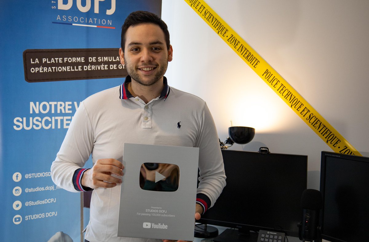 🎉 Aujourd'hui grand honneur pour notre Président de recevoir le Trophée de créateurs YouTube ! 
En effet, 6 ans de vidéos en collaboration avec l'association <a href="/StudiosDCPJ/">STUDIOS DCPJ 🇫🇷🇪🇺</a>, pour transmettre une passion et un savoir-faire via les jeux vidéos ! 
🙏 Merci à nos 100 000 abonnés !