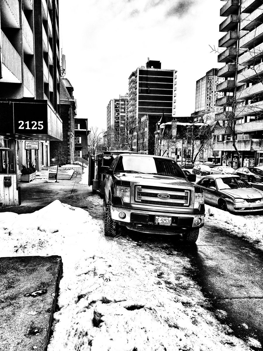TimbosTransport's tweet image. Action shot from a move in #Montreal. Contact us to see why choosing #TimbosTransport for your next #smallmove is #thebestmoveyouwillevermake!

#lockdownphotography #blackandwhitephotography #5star #reviews #EssentialWorkers #movingcompany #movingday #smallbusiness #FridayFeeling