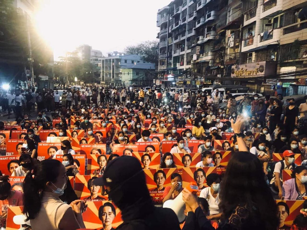 hlaingzawhtun's tweet photo. Today, Yangon people gathered for "Night Strike" at Hledan Junction Area. And the other people came to the streets in many place of Yangon, neglecting the Article 144 ordered by SAC.

#WhatsHappeninglnMyanmar
#RespectOurVotes
#BurmaSpring https://t.co/UZQXCmrXXT